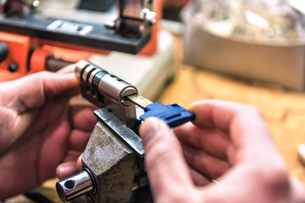 professionale locksmith master repairs door lock cylinder professionale locksmith master repairs door lock cylinder